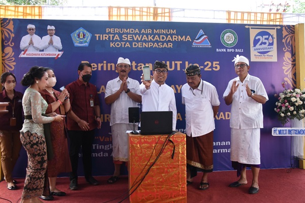 Puncak Hut Ke-25 Perumda Tirta Sewakadarma Wawali Arya Wibawa Launching Pembayaran Kanal Qris
