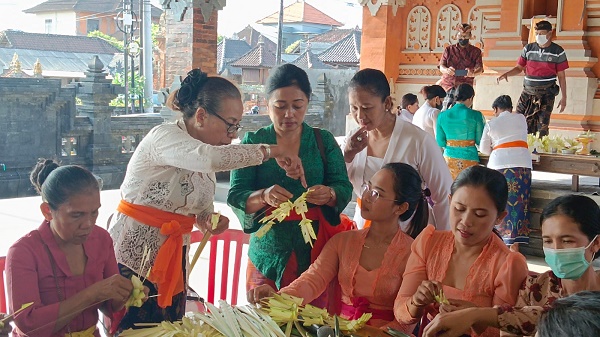 Pahami Makna Banten Otonan Sesuai Sastra" WHDI Kota Denpasar Kembali Gelar Pelatihan Membuat Banten Otonan