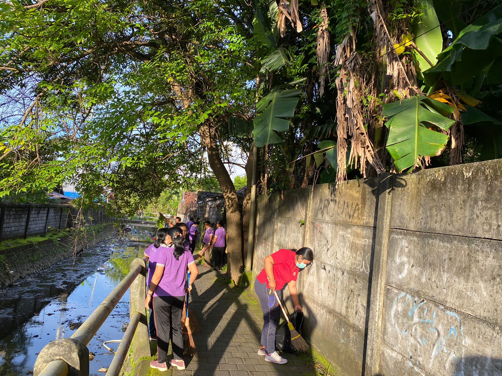 Antisipasi Banjir dan Pohon Tumbang Desa Dangin Puri Laksanakan Jumat Bersih dan Perompesan Pohon.