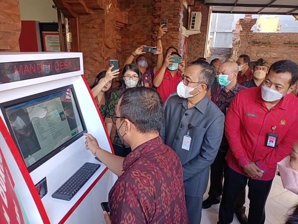 Permudah Pelayanan Kepada Masyarakat, Walikota Jaya Negara Launching Mesin ADM Desa Tegal Harum.