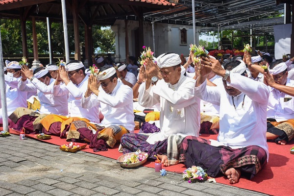 Peringati Hari Tumpek Landep, Pemkot Denpasar Gelar Upacara Jana Kerthi di Pura Dalem Sakenan.