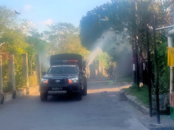 Cegah Penularan Covid-19, Desa Pemecutan Klod Lakukan Penyemprotan Disinfektan