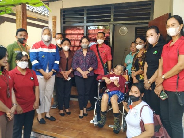 Kembali Kunjungi Lansia, K3S Denpasar Serahkan Bantuan Kursi Roda