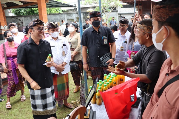 Upaya Atasi Inflasi Jaya Negara Tinjau Operasi Pasar Murah di Kelurahan Sumerta