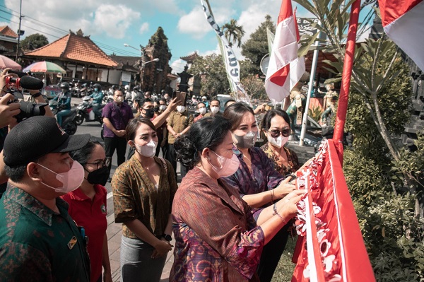 Ny. Ayu Kristi Arya Wibawa Launching Papan Nama Banjar dan Pura Dengan Aksara Bali di Desa Padangsambian Klod