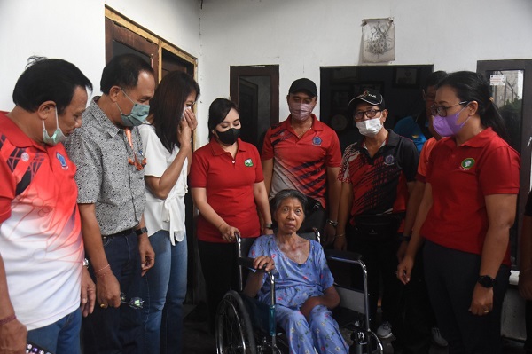 Serahkan Bantuan Alat Kesehatan, Ny. Ayu Kristi Arya Wibawa Kunjungi 4 Warga Di Denpasar Utara.