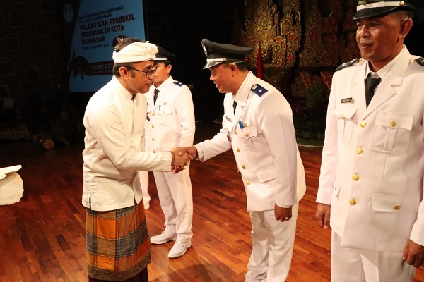 Wali Kota Jaya Negara Lantik Empat Perbekel Terpilih Tahun 2022-2028 Dimenangkan Semua Petahana