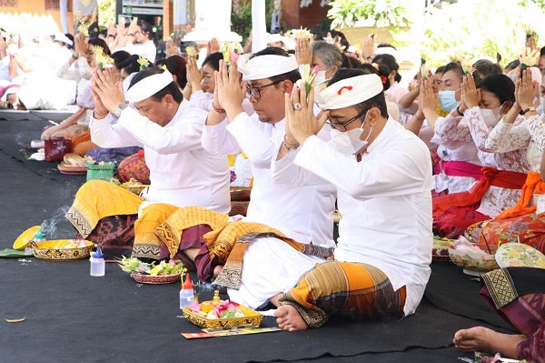 Jajaran Pemkot Ngaturang Bhakti Pujawali di Pura Praja NataKantor Walikota Denpasar