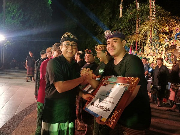 Walikota Jaya Negara Serahkan Hadiah Penampilan Terbaik Parade Baleganjur Maha Bandana Prasadha