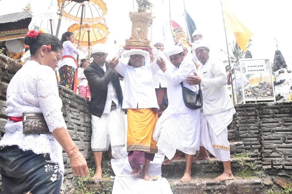 Sekda Alit Wiradana Hadiri Bhakti Penyineban di Pura Penataran Agung Rinjani, Lombok.
