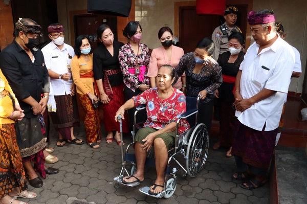 Ketua K3S Ny. Sagung Antari Jaya Negara Serahkan Kursi Roda Untuk Lansia Dan Disabilitas.