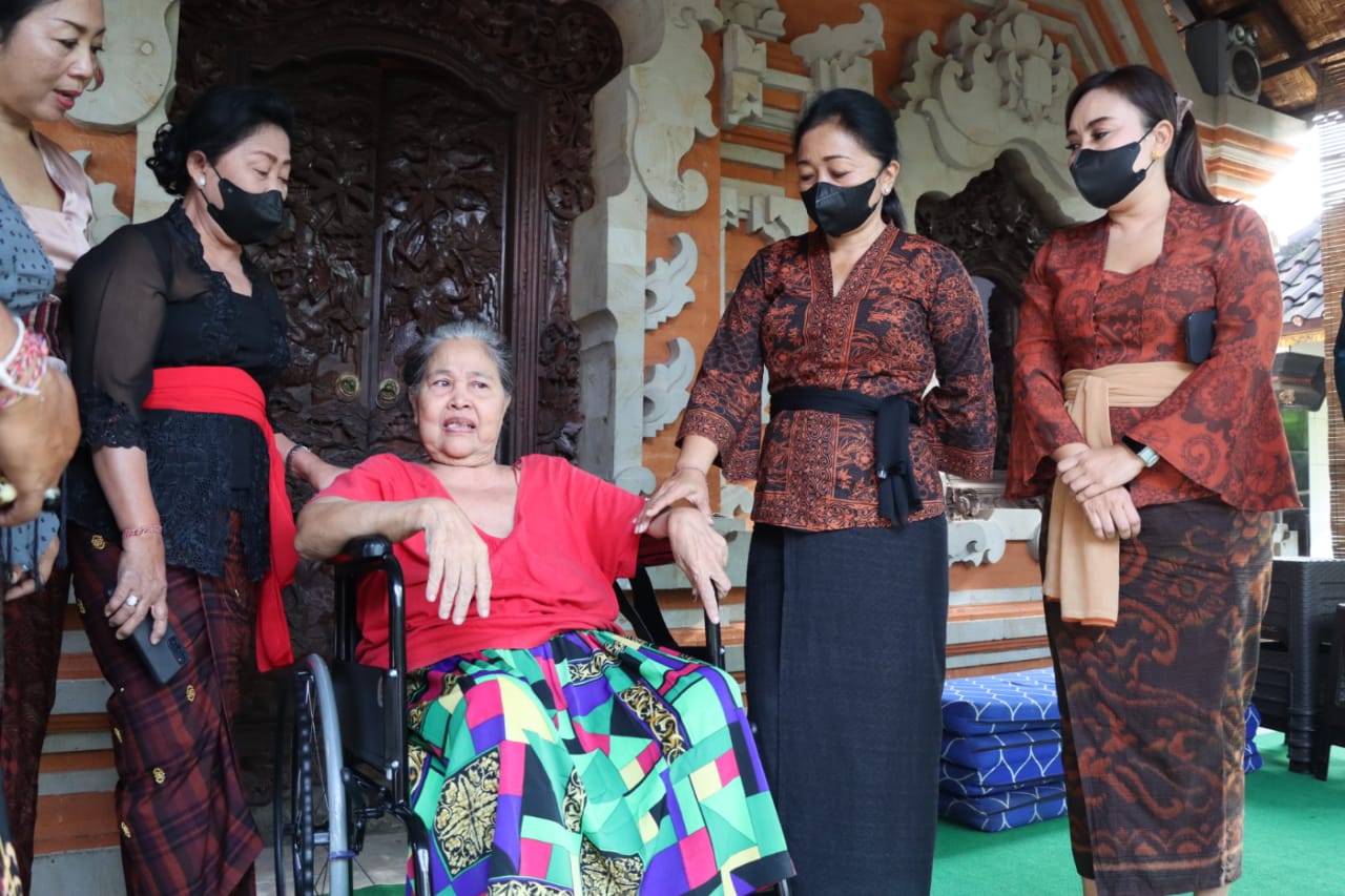 Kunjungi Lansia Ketua K3S Ny. Antari Jaya Negara Serahkan Kursi Roda