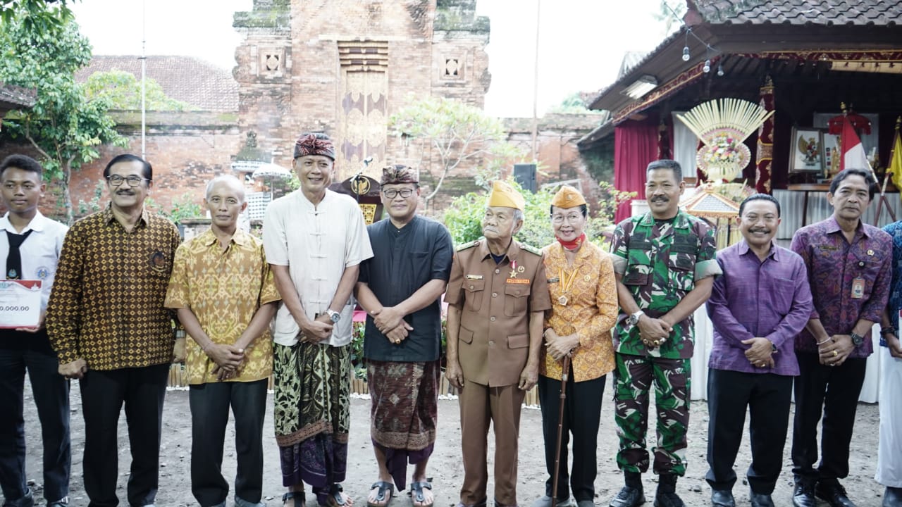Sarasehan Peringatan Hari Puputan Margarana ke-76 Sekda Serahkan Piala Bergilir Lomba Napak Tilas 