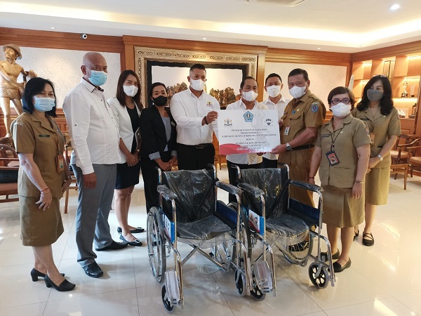Pemkot Denpasar Kembali Terima CSR Kursi Roda Dari STIT International. 