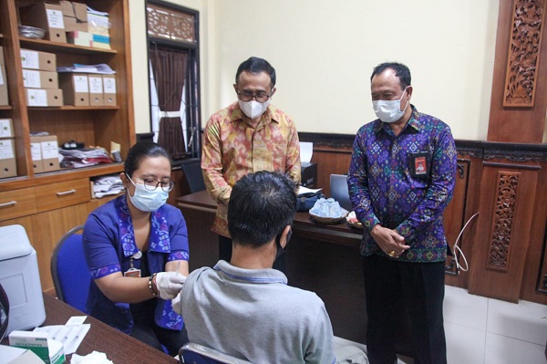 Walikota Jaya Negara Tinjau Pelaksanaan Vaksinasi Booster di Desa Dangin Puri Kelod