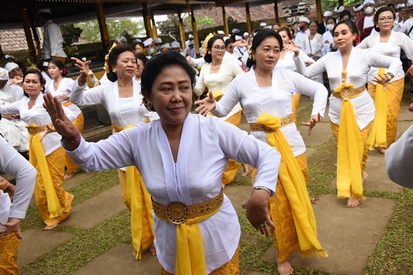 WHDI Kota Denpasar Ngayah Tari Rejang Sari dan Rejang Renteng, Forum Perbekel/Lurah Ngayah Tari Baris Gede