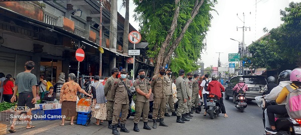Tim Desa Dauh Puri Kelod Awasi Pedagang Tumpah dan Parkir di Kawasan Pasar Sanglah