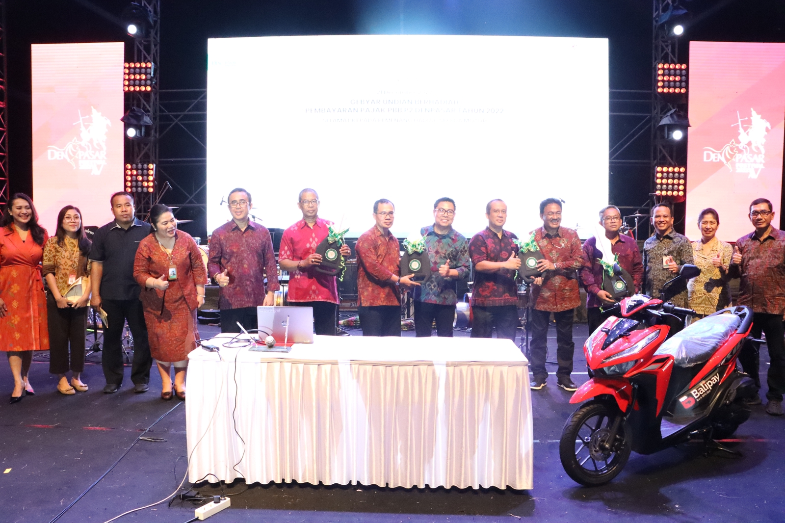 Walikota Jaya Negara Serahkan Hadiah Undian Wajib Pajak PBB-P2 Yang Tepat Waktu 
