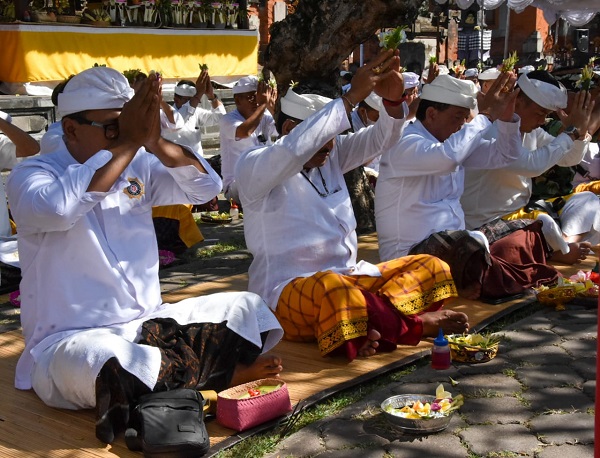 Pemkot Denpasar Gelar Upacara Jana Kerthi Peringati Tumpek Krulut Sebagai Rahina Tresna Asih