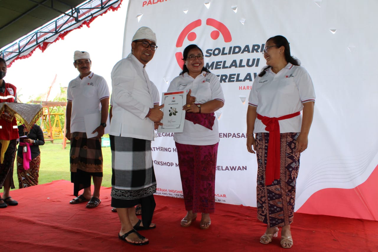 Mendekatkan PMI Kepada Masyarakat Wawali Arya Wibawa Lantik Pengurus PMI Kecamatan se-Denpasar