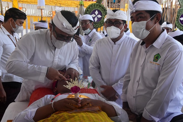 Walikota Jaya Negara Nyanggingin Serangkaian Karya Manusa Yadnya dan Pitra Yadnya Desa Adat Pemogan