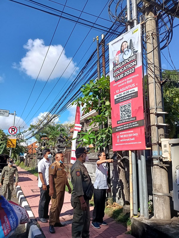 Rusak Wajah Kota, Kecamatan Denpasar Denut Bersama Satpol PP Denpasar Tertibkan Spanduk Kadaluarsa 