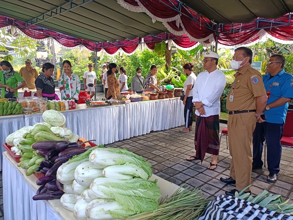 Pemkot Gencarkan Operasi Pasar. Walikota Jaya Negara Tinjau Operasi Pasar di Kelurahan Penatih