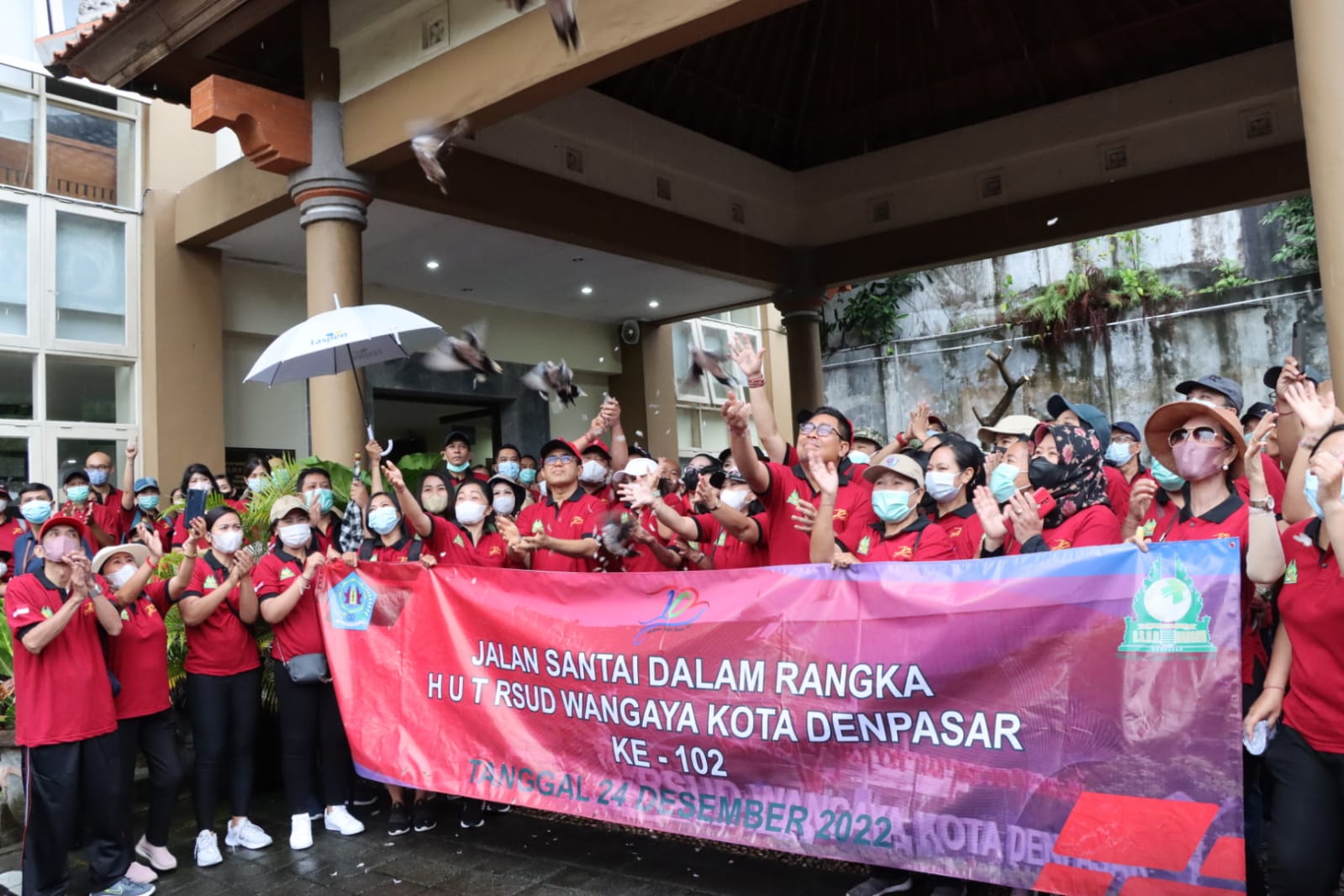 Walikota Jaya Negara Lepas Jalan Santai Serangkaian Hut ke-102 RSUD. Wangaya
