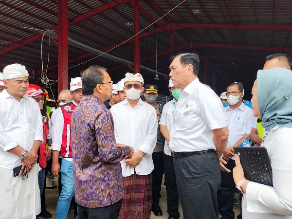 Walikota Jaya Negara Dampingi Menko Marves Luhut Binsar Pandjaitan Tinjau Proyek TPST Kertalangu.