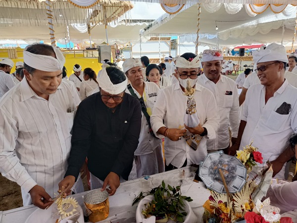 Walikota Jaya Negara Hadiri Karya Atma Wedana Desa Adat Serangan.