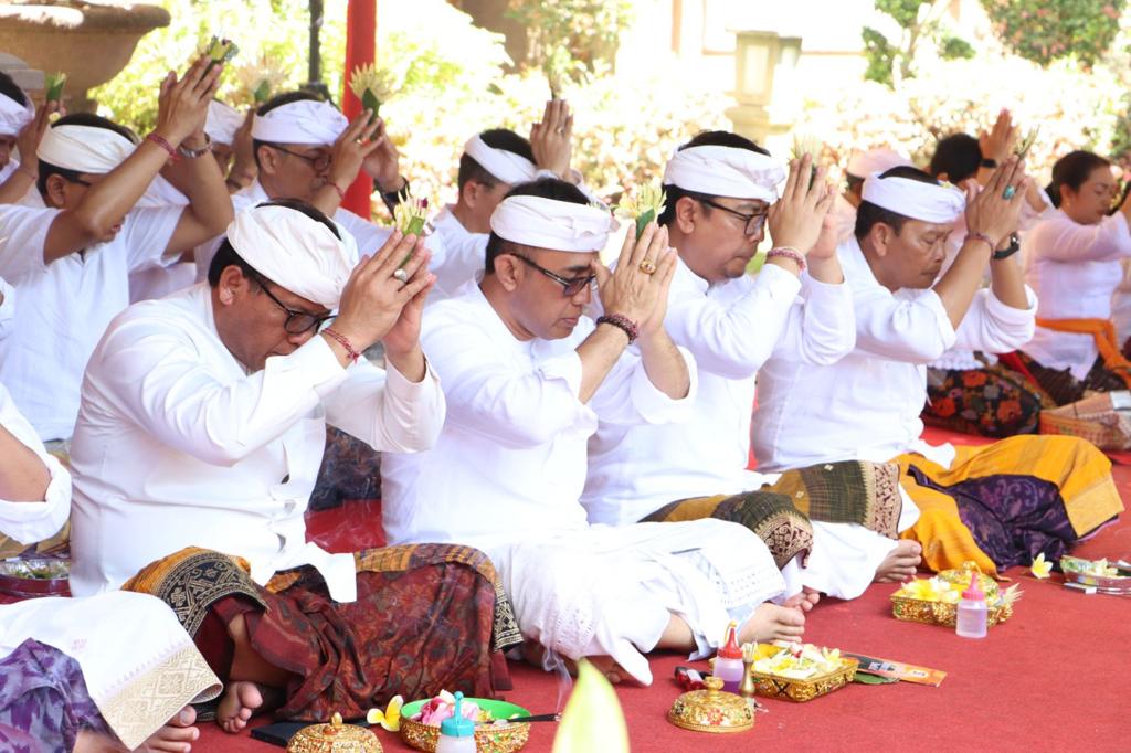 Jajaran Pemkot Ngaturang Bhakti Pujawali di Pura Praja Nata Kantor Walikota Denpasar