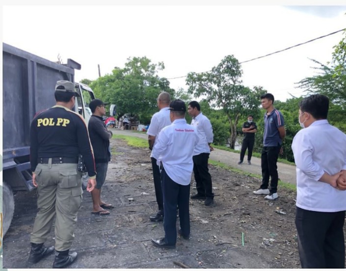 Satpol PP Tertibkan Masyarakat Yang Kepergok Membuang Sampah Tidak Pada Tempatnya.