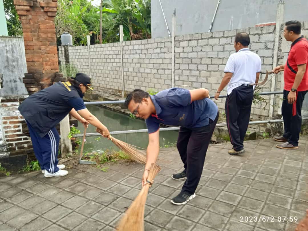 Desa Pemogan Laksanakan Bersih Bersih Lingkungan