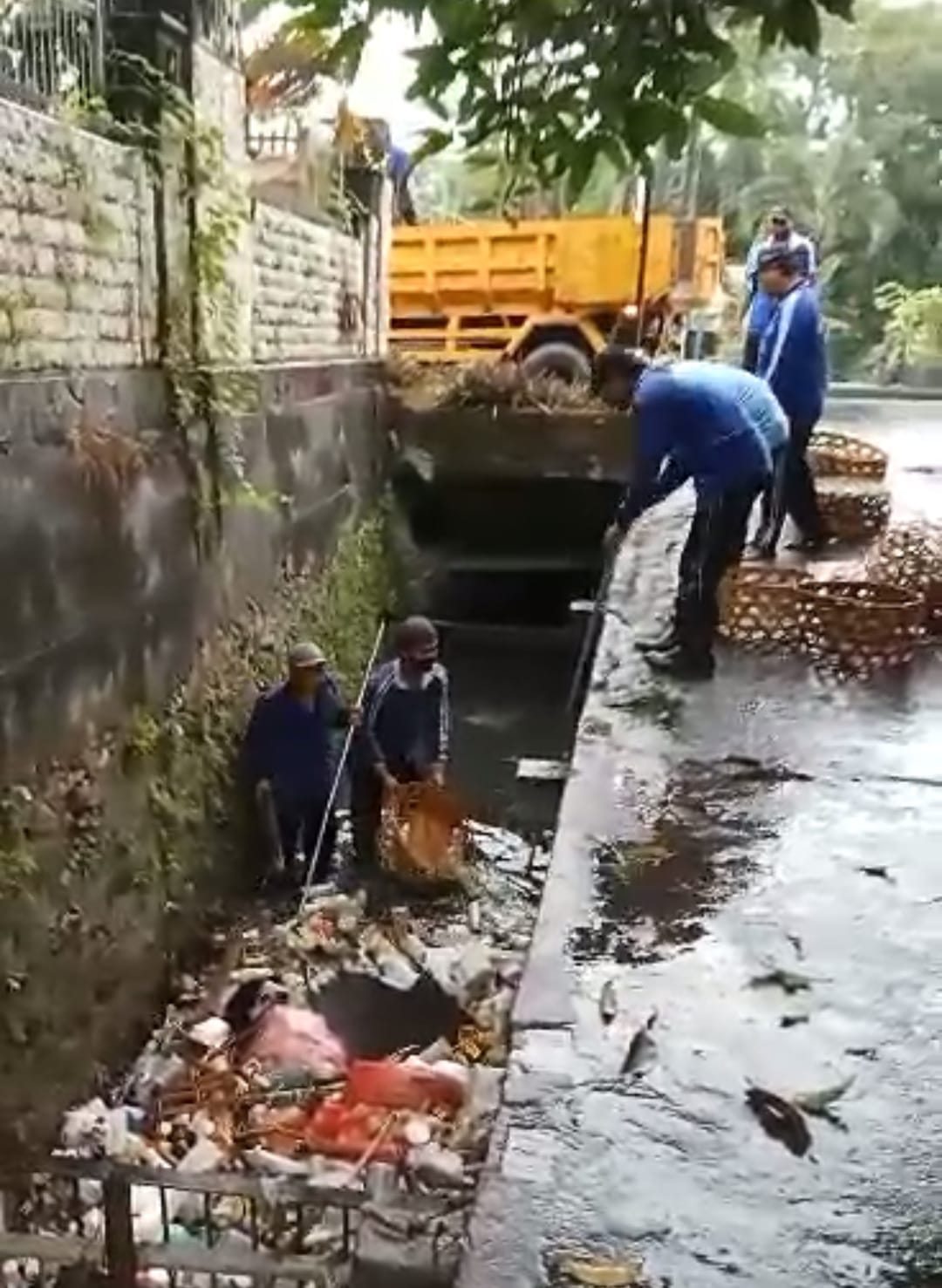 Antisipasi Banjir, PUPR Denpasar Gerak Cepat Bersihkan Sampah di Sungai