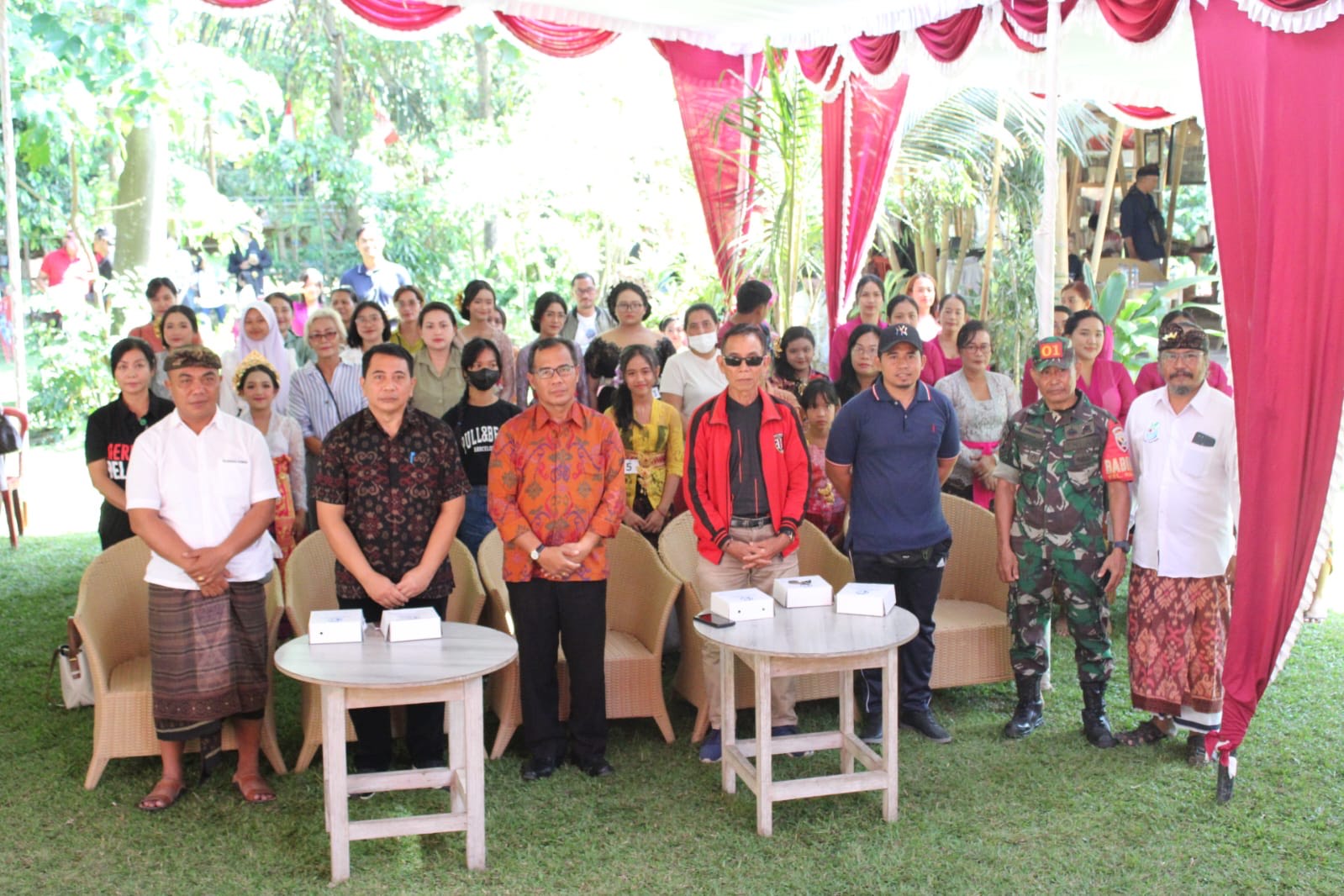 Ny. Antari Jaya Negara Serahkan Alat Bantu Penyuluhan BKB Kit Stunting Di Kecamatan Denpasar Utara