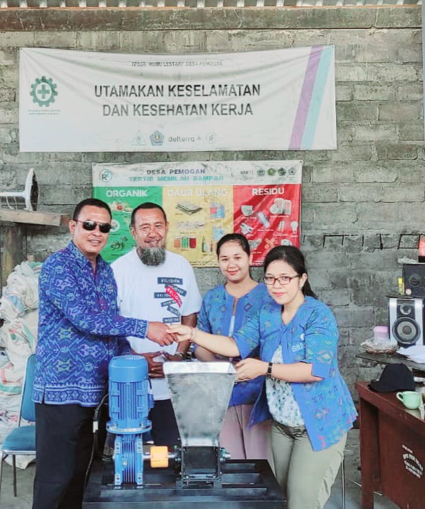 Desa Pemogan Terima Bantuan Mesin Pencacah Plastik dari IDB Bali, Dukung Proses Daur Ulang Sampah