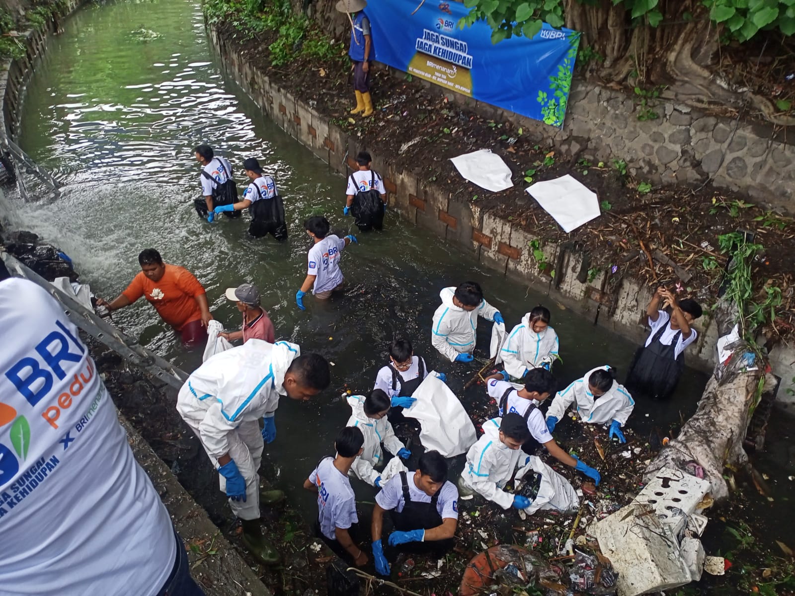 Antisipasi Banjir Musim Penghujan Desa Pemecutan Kelod Bersama Perbankan dan Masyarakat Bersihkan Tukad Teba
