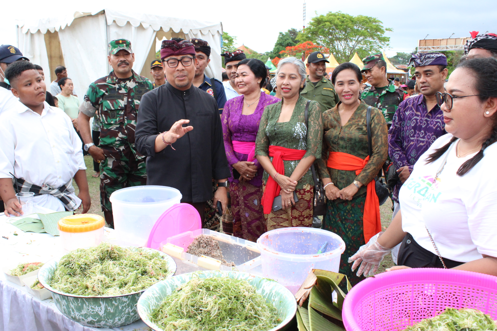 Tampilkan Kesenian, Musik Hingga Bulung Gratis Wawali Arya Wibawa Buka Serangan Festival Tahun 2023