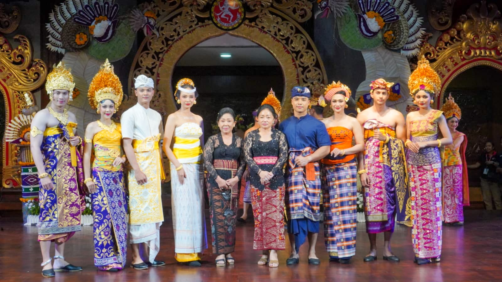 Duta Kota Denpasar Tampilkan Payas Madya, Payas Agung, Payas Malelunakan dan Payas Maplekir pada Parade Busana Adat Khas Daerah di PKB XLV