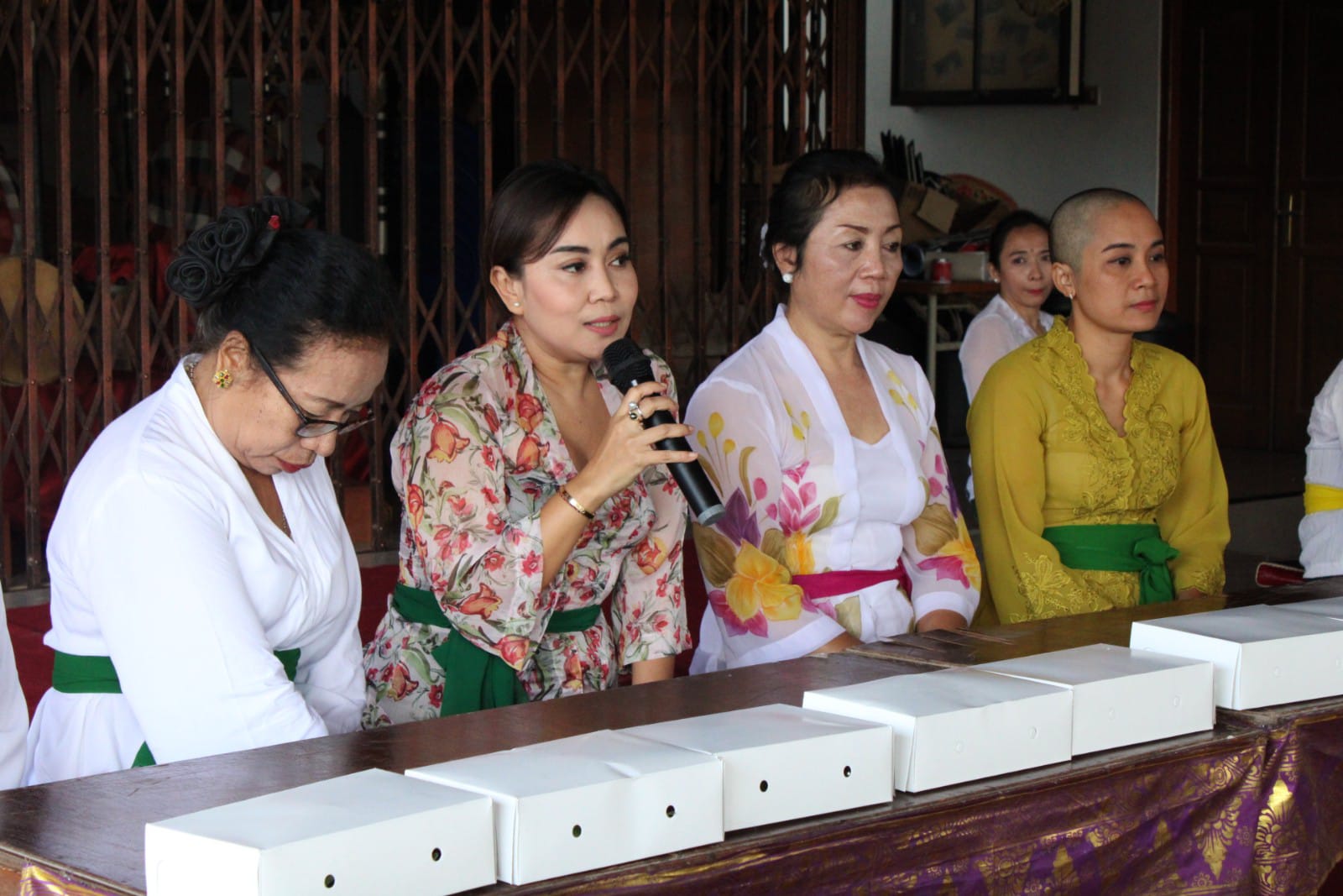 Ny. Ayu Kristi Arya Wibawa Buka Pelatihan Membuat Banten Di Banjar Merangi Kesiman Petilan.