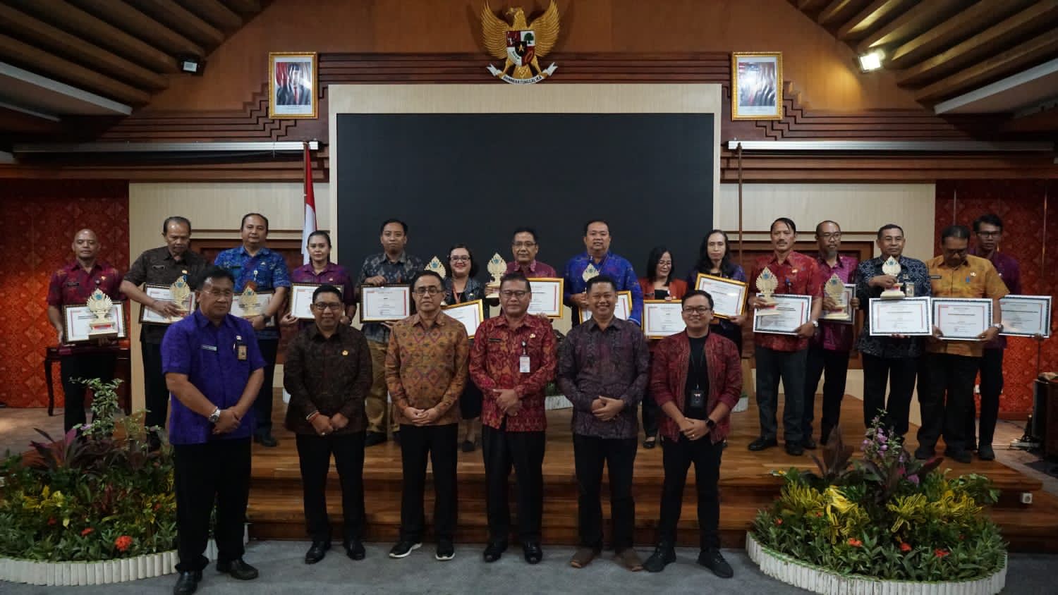 Walikota Jaya Negara Serahkan Penghargaan Inovasi OPD Tahun 2023 Tekankan Inovasi Wajib Memberikan Kemanfaatan Bagi Masyarakat