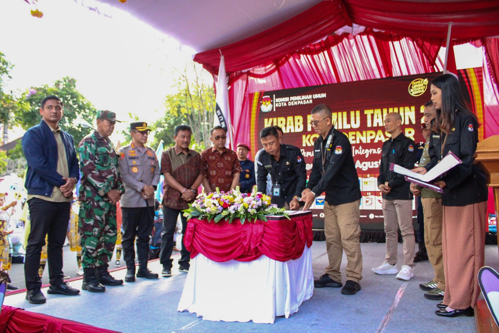 Walikota Jaya Negara Hadiri Serah Terima Kirab Bendera Parpol Pemilu 2024