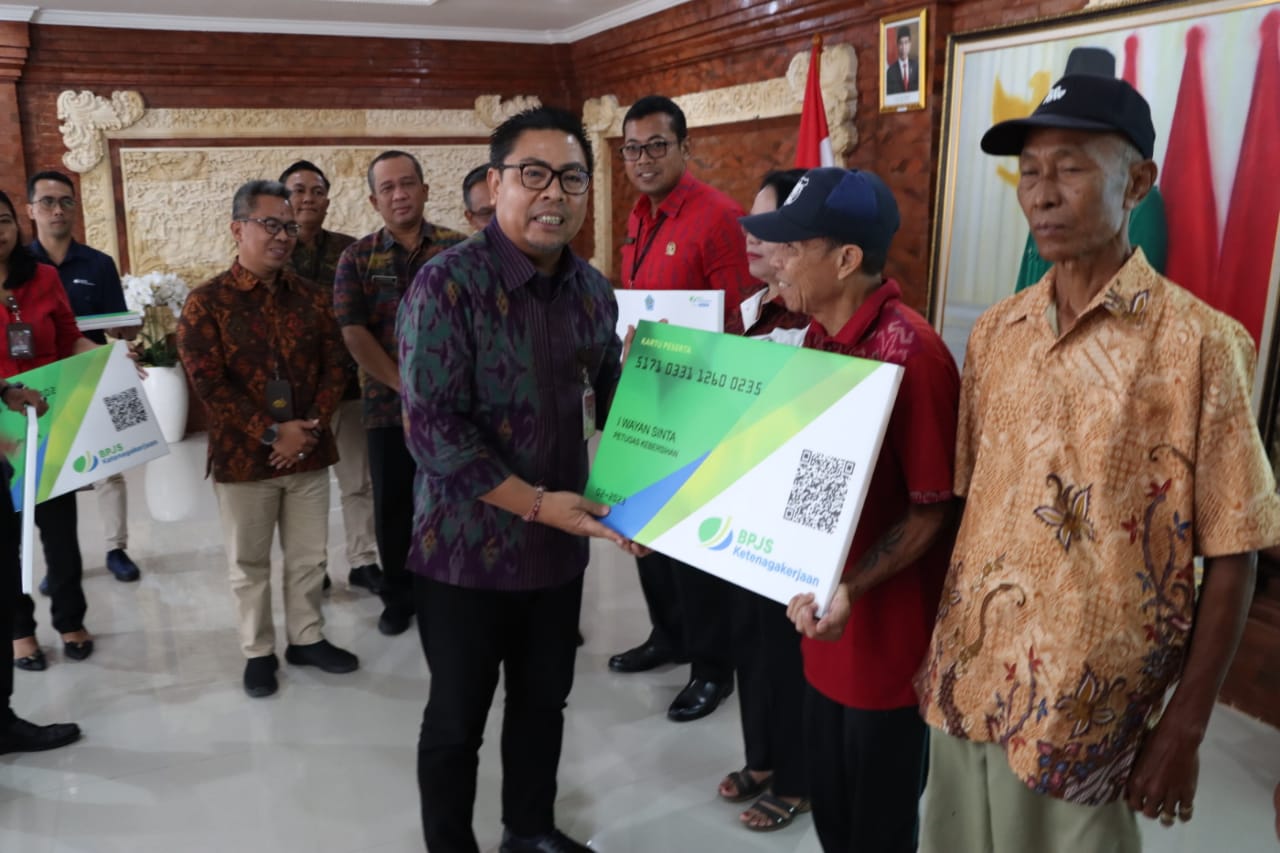 Harapkan Tekan Angka Kemiskinan Wawali Arya Wibawa Hadiri Peresmian Gerakan Perlindungan 1 Desa 100 Pekerja Rentan Di Desa Tegal Harum