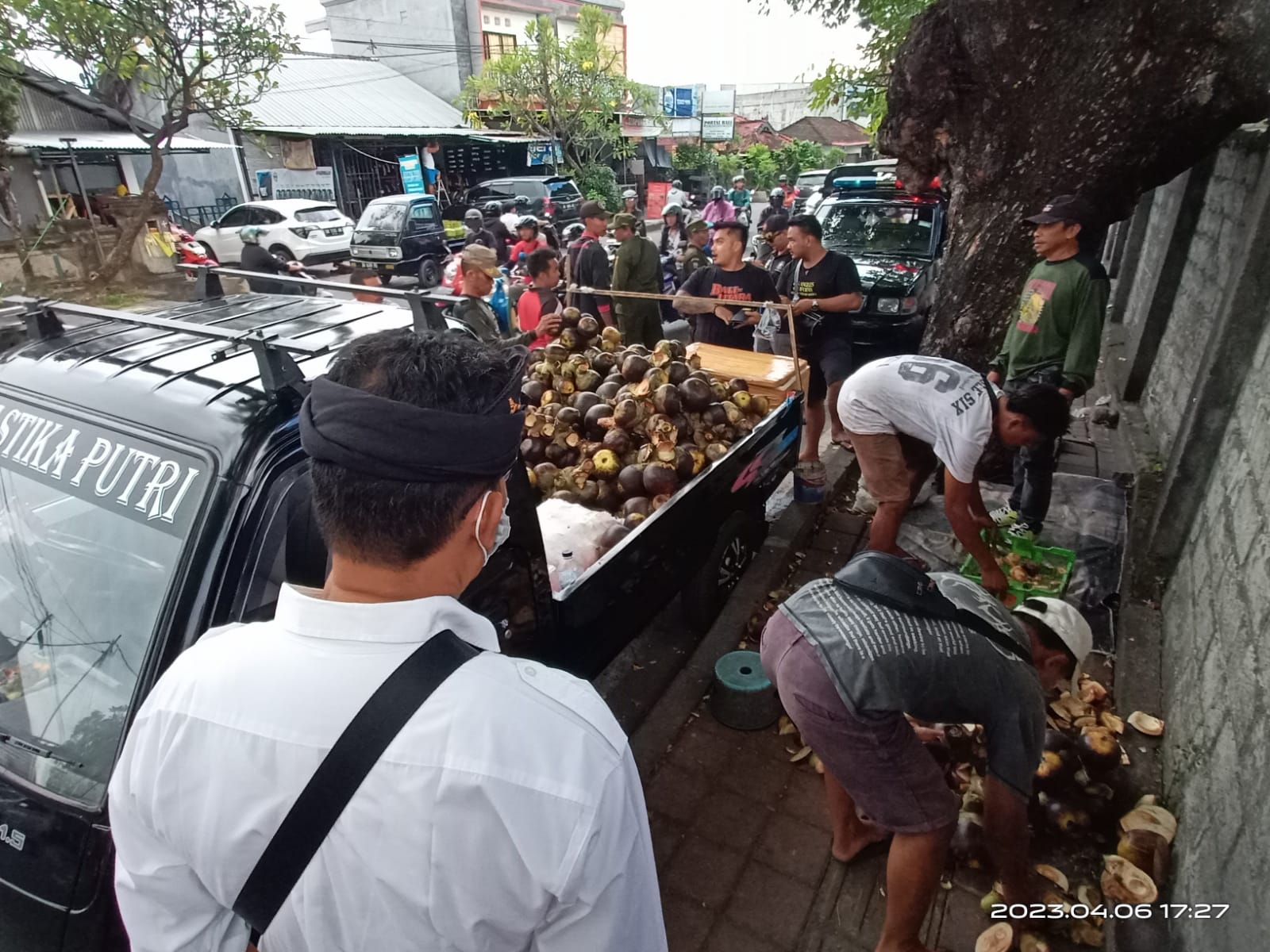 Bikin Semrawut, Kelurahan Sesetan Bersama Satpol PP Tertibkan 21 Pedagang Yang Berjualan di Atas Trotoar