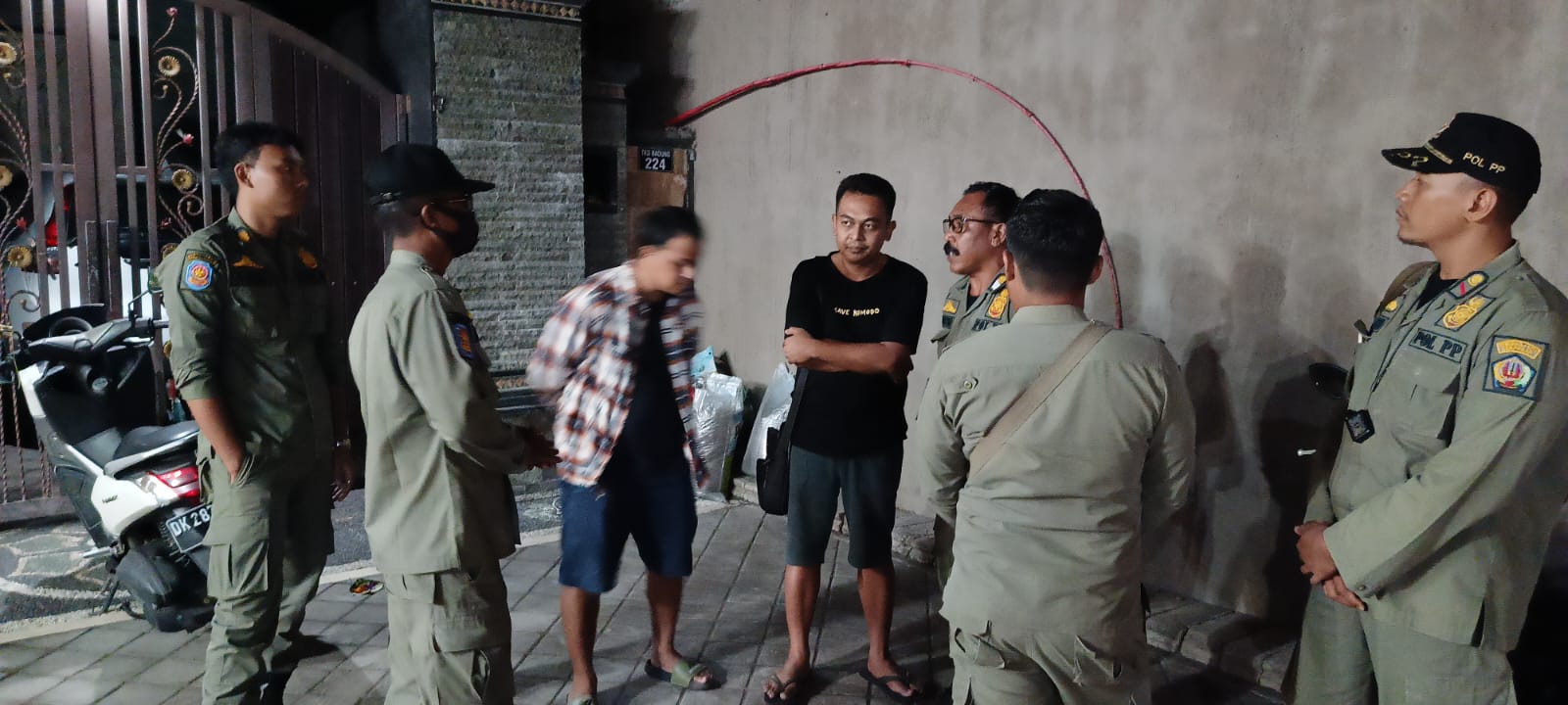 Tindak Lanjuti Keluhan Warga Terkait Kebisingan, Satpol PP Kota Denpasar Panggil Sebuah Usaha Warung Makan di Jalan Tukad Badung.