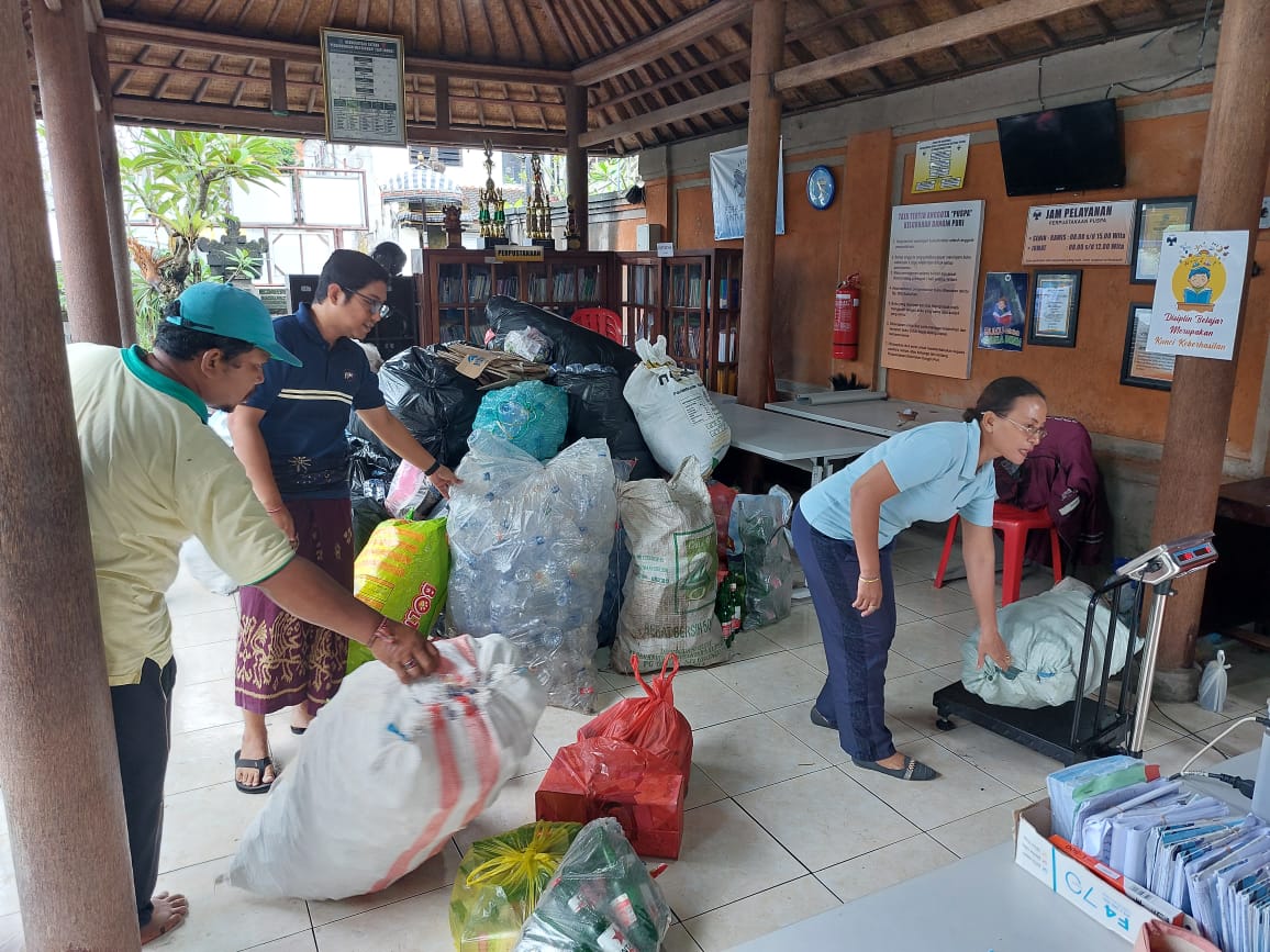 Bank Sampah “Pelita” Bagikan Tas Ramah Lingkungan, Ajak Warga Kelola Sampah Berbasis Sumber