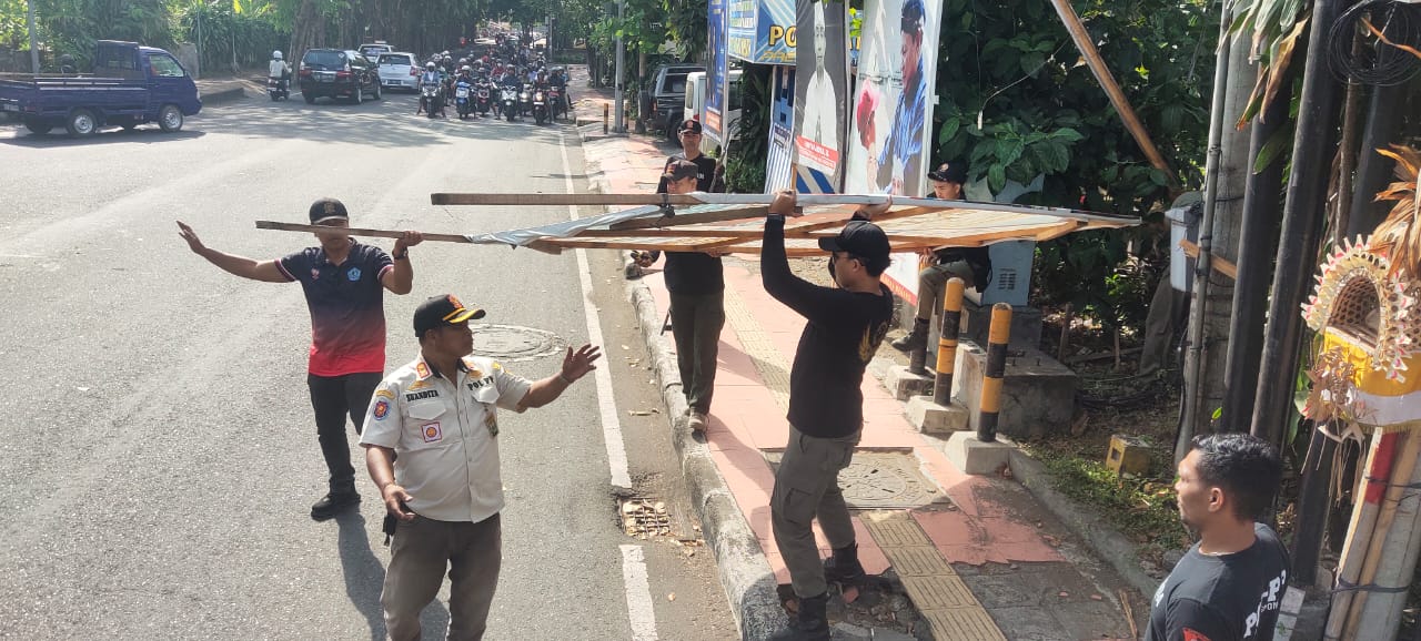 Jaga Keasrian dan Kebersihan Wajah Kota, Satpol PP Kota Denpasar Tertibkan Materi Promosi Usang