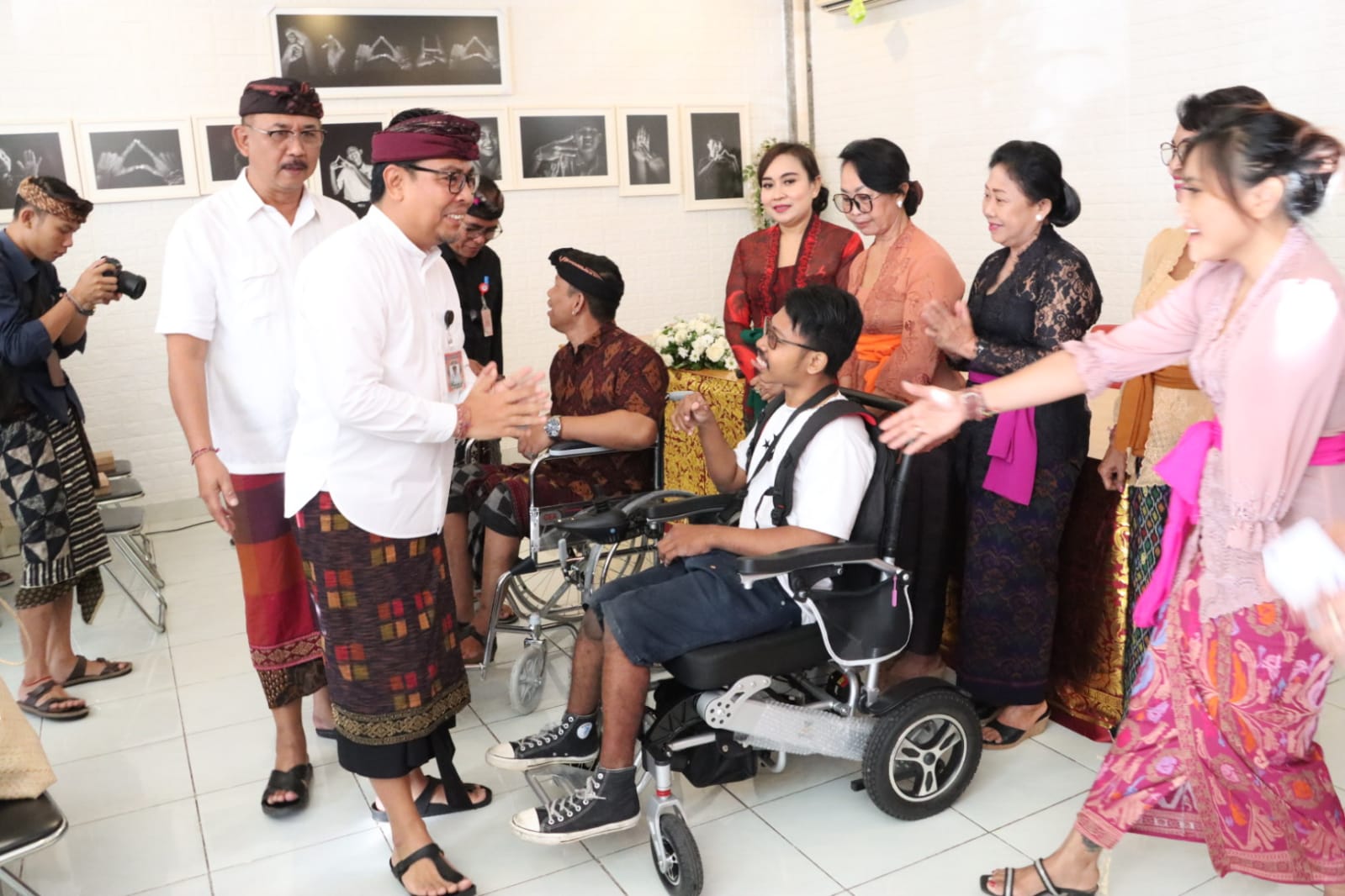 Wawali Arya Wibawa Serahkan Alat Bantu Kesehatan dan Peralatan Memasak Kepada K3S dan Disabilitas