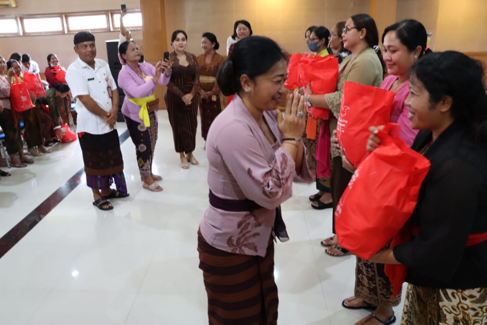 Ny. Antari Jaya Negara Serahkan Bantuan Ratusan Paket Sembako Kepada Kader PKK Kecamatan