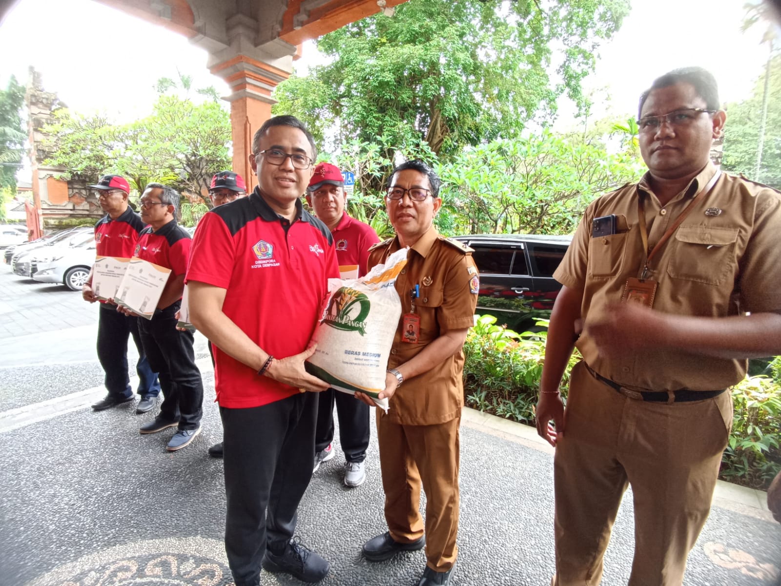 Walikota Jaya Negara Serahkan Penyaluran Cadangan Pangan Pemerintah